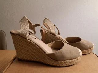 Sandalias cuña Foxi beige y marrón