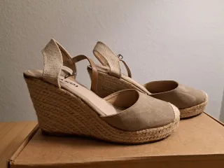 Sandalias cuña Foxi beige y marrón