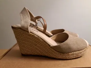 Sandalias cuña Foxi beige y marrón