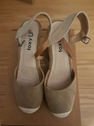 Sandalias cuña Foxi beige y marrón