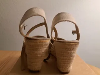 Sandalias cuña Foxi beige y marrón