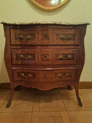 Cómoda estilo Luis XV con mármol