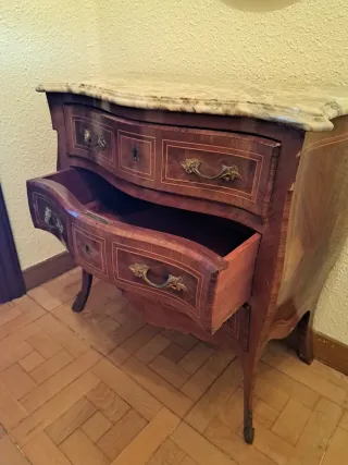Cómoda estilo Luis XV con mármol