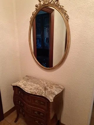 Cómoda estilo Luis XV con mármol