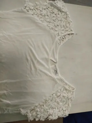 Camiseta blanca con encaje