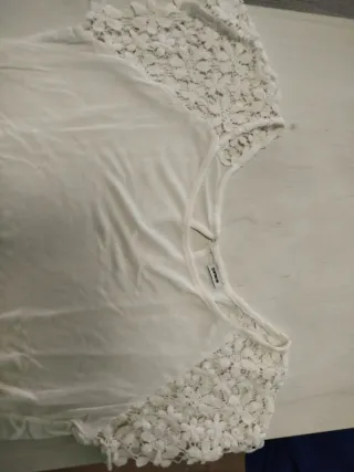 Camiseta blanca con encaje
