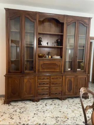 Mobile da sala in legno con vetrine