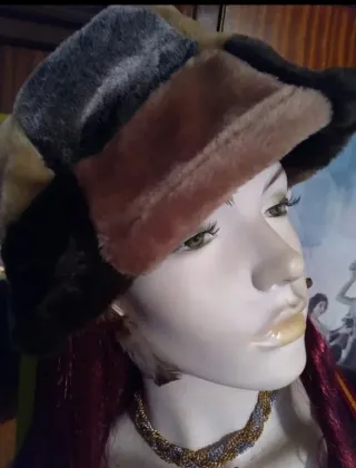 Sombrero de piel de oveja en tonos marrones y beig