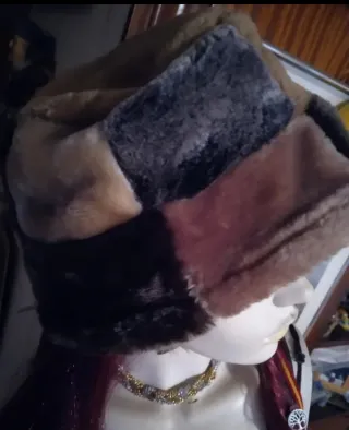 Sombrero de piel de oveja en tonos marrones y beig