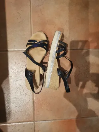 Sandalias de cuña azules y plateadas