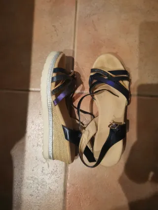 Sandalias de cuña azules y plateadas
