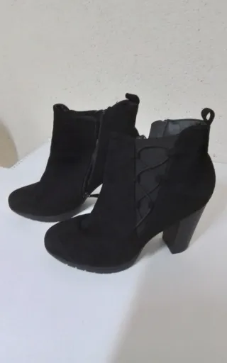 Botines de ante negro tacón
