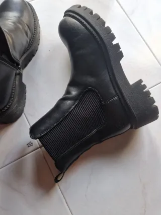 Scarponcini donna n.38 Unico difetto visibile in f