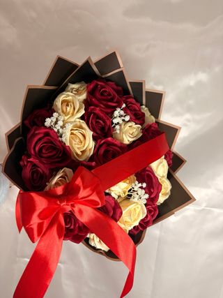 Ramos de rosas artificiales personalizados