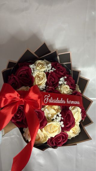 Ramos de rosas artificiales personalizados