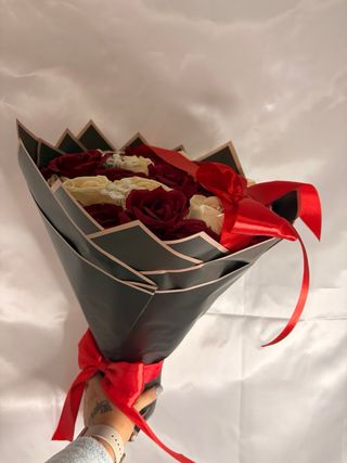 Ramos de rosas artificiales personalizados
