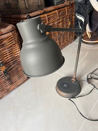 Lámpara de escritorio gris con cargador