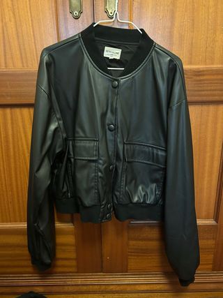 Chaqueta bomber cuero sintético negra