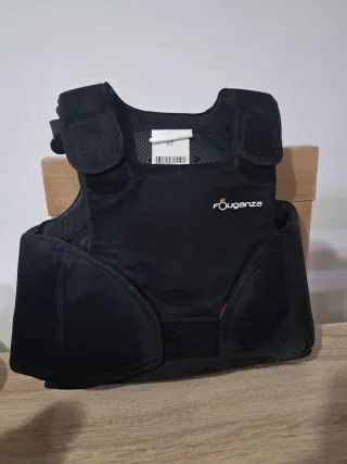 Chaleco hípica Fouganza negro. Talla 8-10.