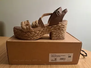 Sandalias de cuña beige y marrón talla 38