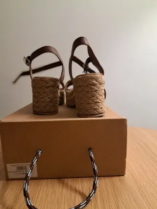 Sandalias de cuña beige y marrón talla 38