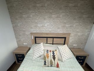 Mesitas de noche y cabecero.