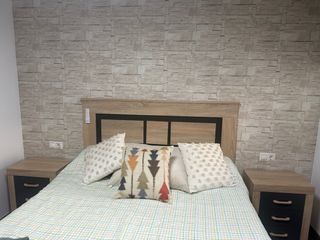 Mesitas de noche y cabecero.