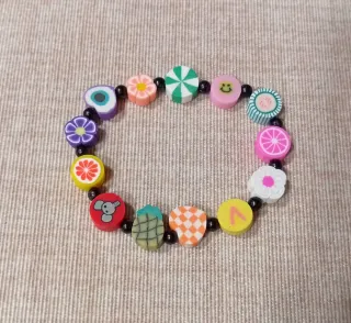 Diferentes pulseras para niña/o, cada una 1 euro.