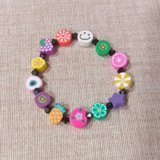 Diferentes pulseras para niña/o, cada una 1 euro.