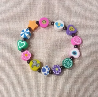Diferentes pulseras para niña/o, cada una 1 euro.