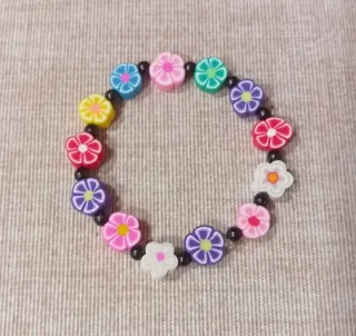 Diferentes pulseras para niña/o, cada una 1 euro.