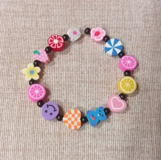 Diferentes pulseras para niña/o, cada una 1 euro.