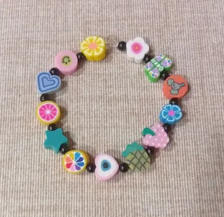 Diferentes pulseras para niña/o, cada una 1 euro.