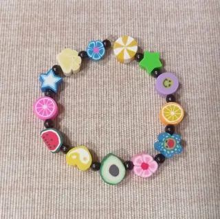 Diferentes pulseras para niña/o, cada una 1 euro.