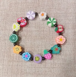 Diferentes pulseras para niña/o, cada una 1 euro.