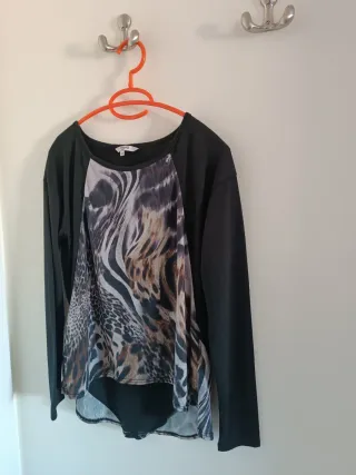 Camiseta moderna animal print. Bajo asimétrico.