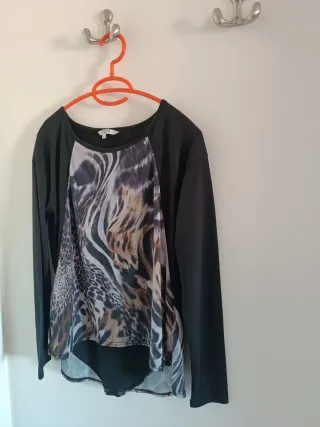 Camiseta moderna animal print. Bajo asimétrico.