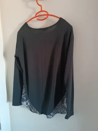 Camiseta moderna animal print. Bajo asimétrico.