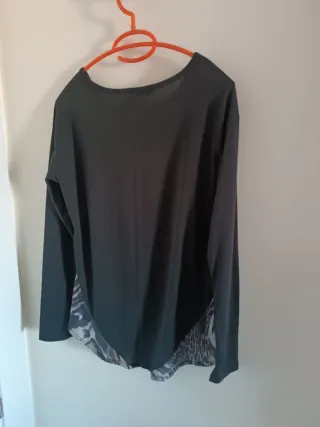 Camiseta moderna animal print. Bajo asimétrico.