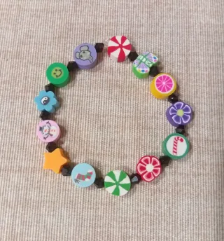 Diferentes pulseras para niña/o, cada una 1 euro.