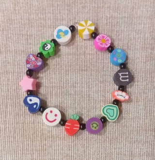 Diferentes pulseras para niña/o, cada una 1 euro.