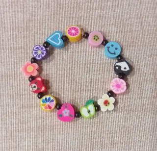 Diferentes pulseras para niña/o, cada una 1 euro.