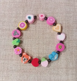 Diferentes pulseras para niña/o, cada una 1 euro.