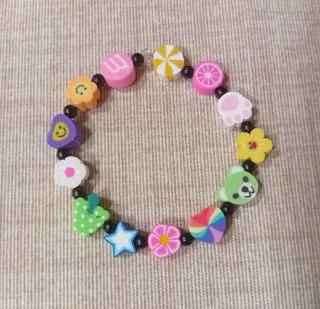 Diferentes pulseras para niña/o, cada una 1 euro.