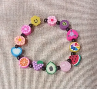 Diferentes pulseras para niña/o, cada una 1 euro.