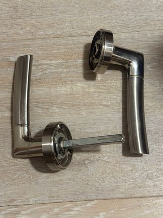 Manijas de puerta de metal plateado