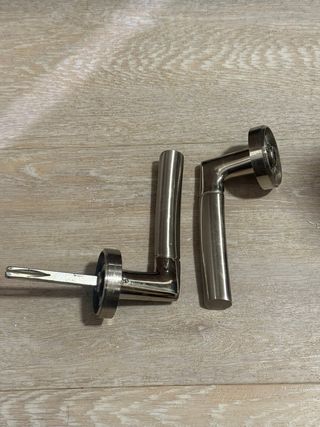 Manijas de puerta de metal plateado