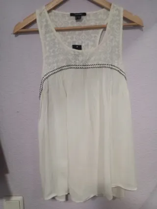 Blusa Esmara blanca sin mangas.