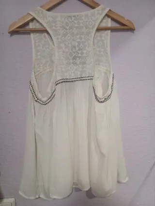 Blusa Esmara blanca sin mangas.