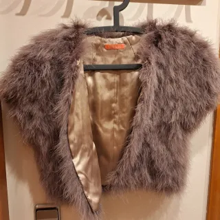 Bolero de plumas talla única color topo